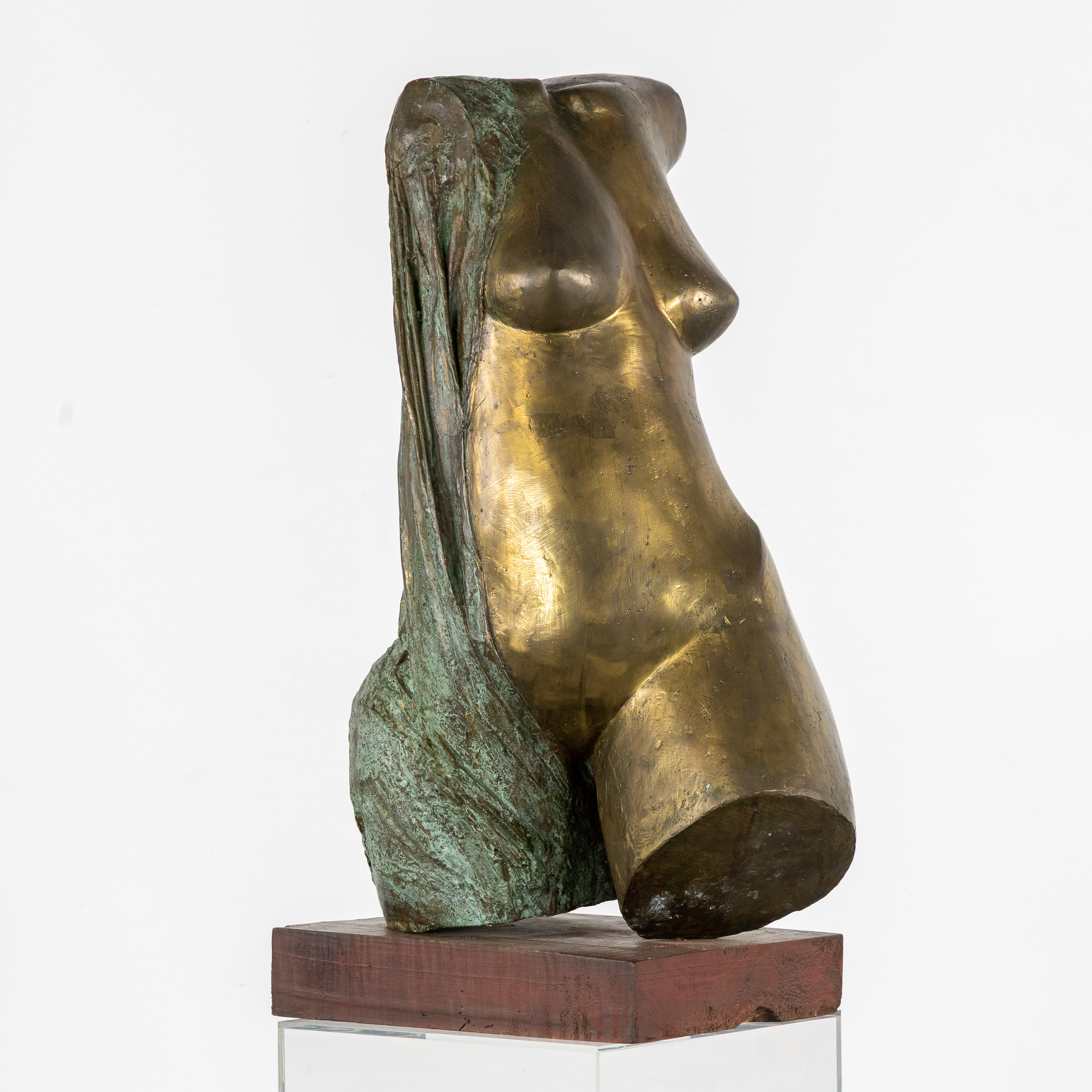 Een bronzen damestorso op houten sokkel, 20ste eeuw. (L:35 x W:51 x H:83 cm)